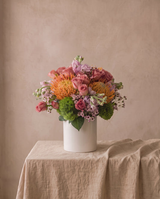 Primaveral bouquet of bright seasonal spring flowers