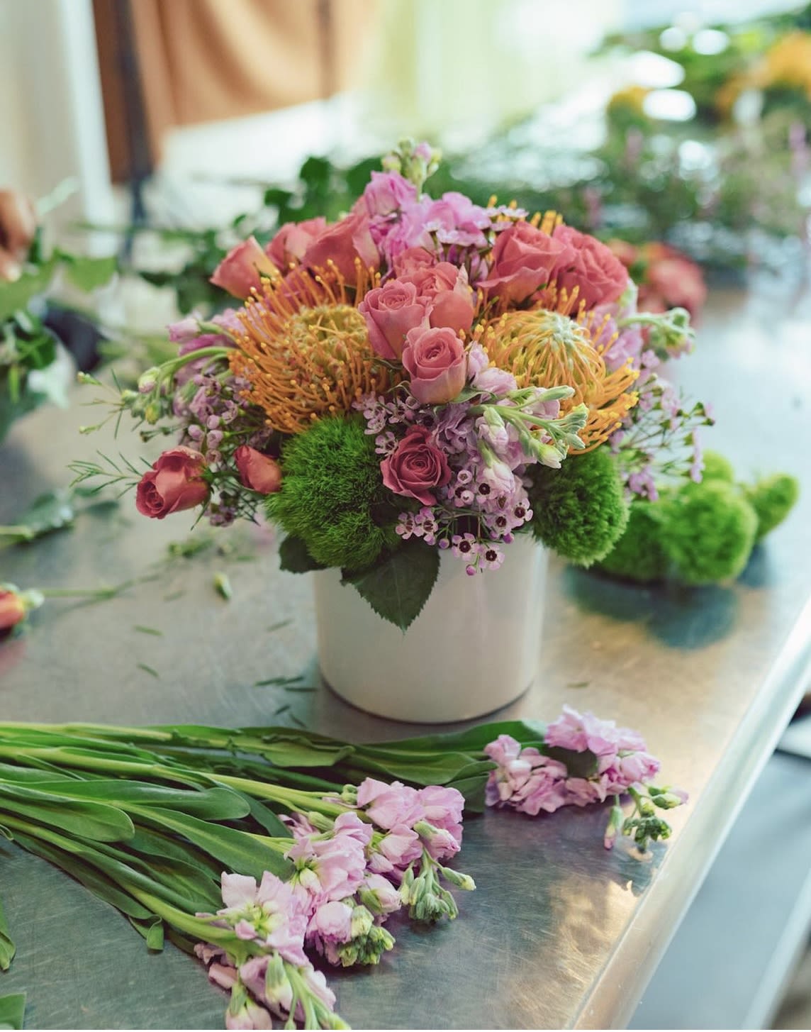Primaveral bouquet of bright seasonal spring flowers